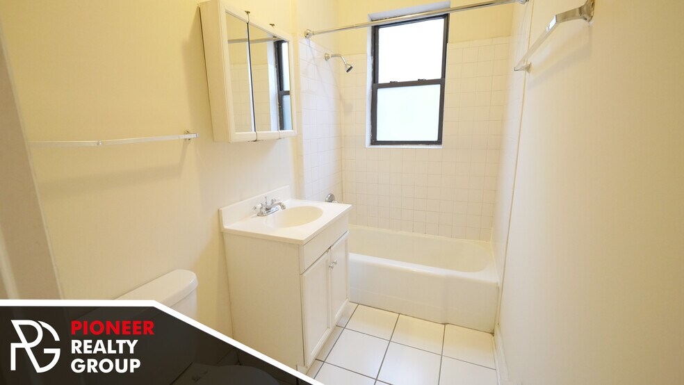 Building Photo - 3732 N Pine Grove Ave