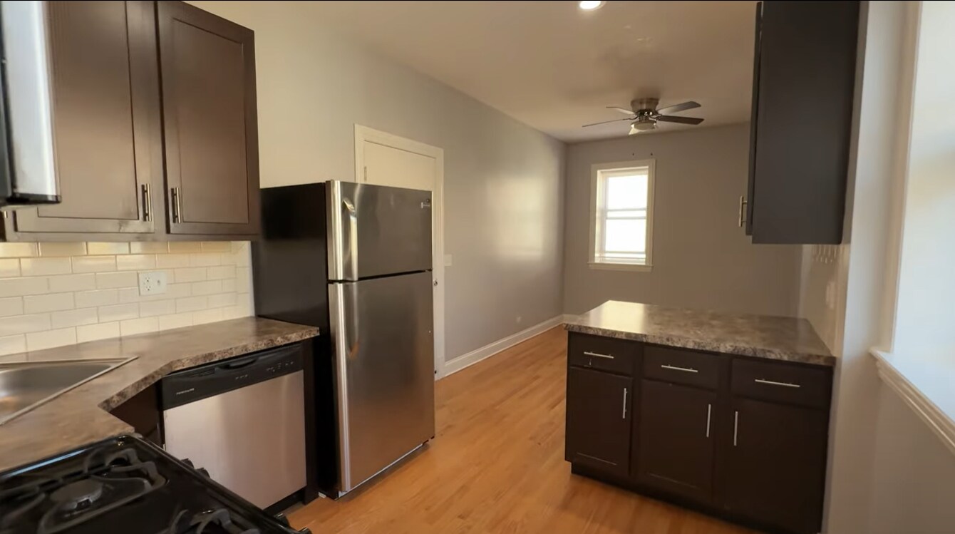 Building Photo - 4452 N Sheridan Rd