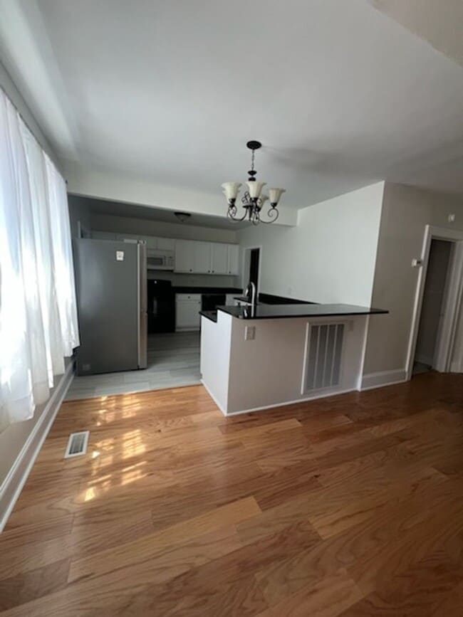 Building Photo - ***PROMOTION $100 OFF FIRST MONTHS RENT***...