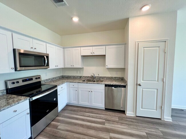Building Photo - **APPLICATION RECEIVED** Charming Two-Story Home with Fenced Backyard & Community Pool
