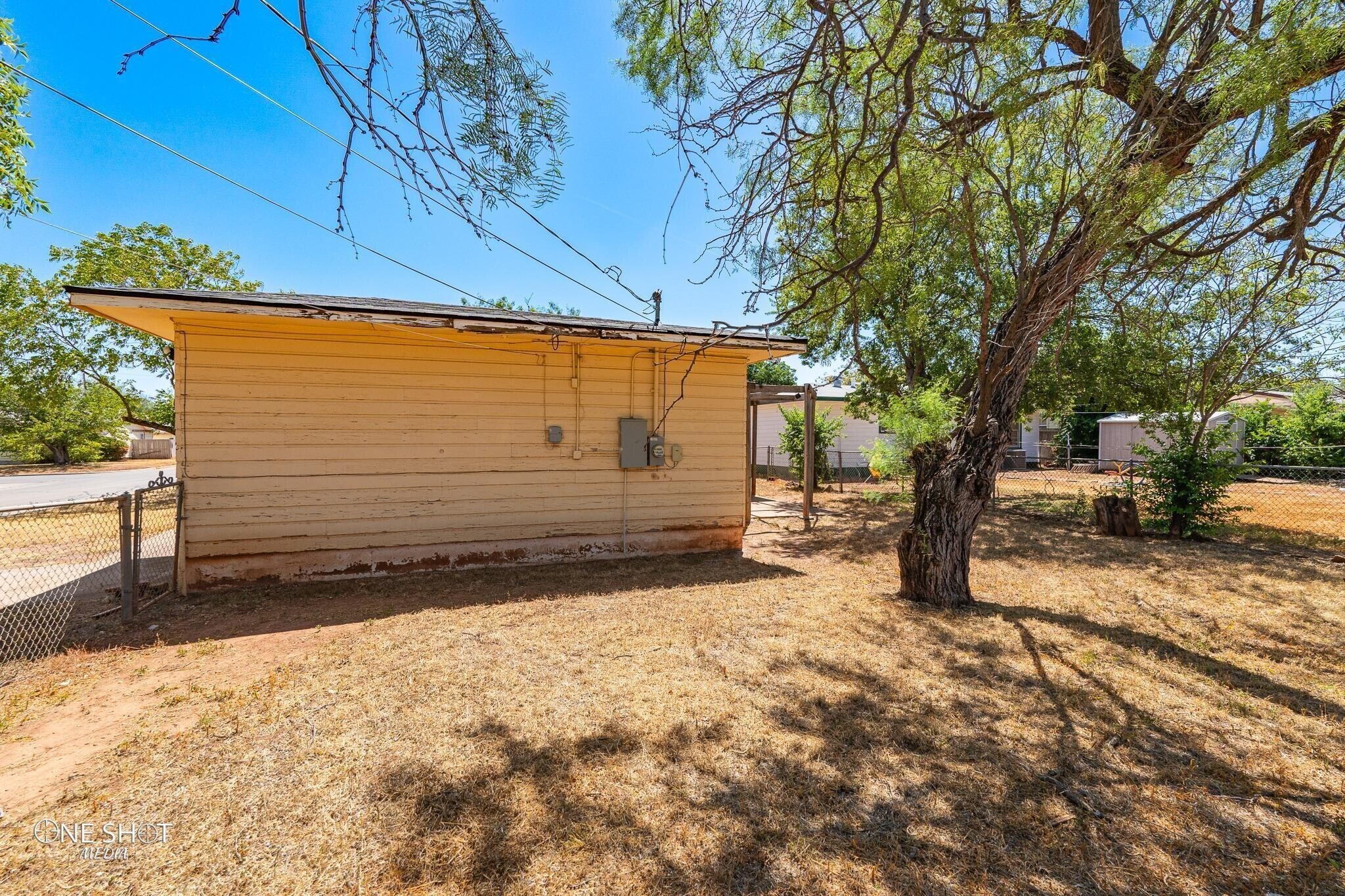 Building Photo - 1002 S San Jose Dr