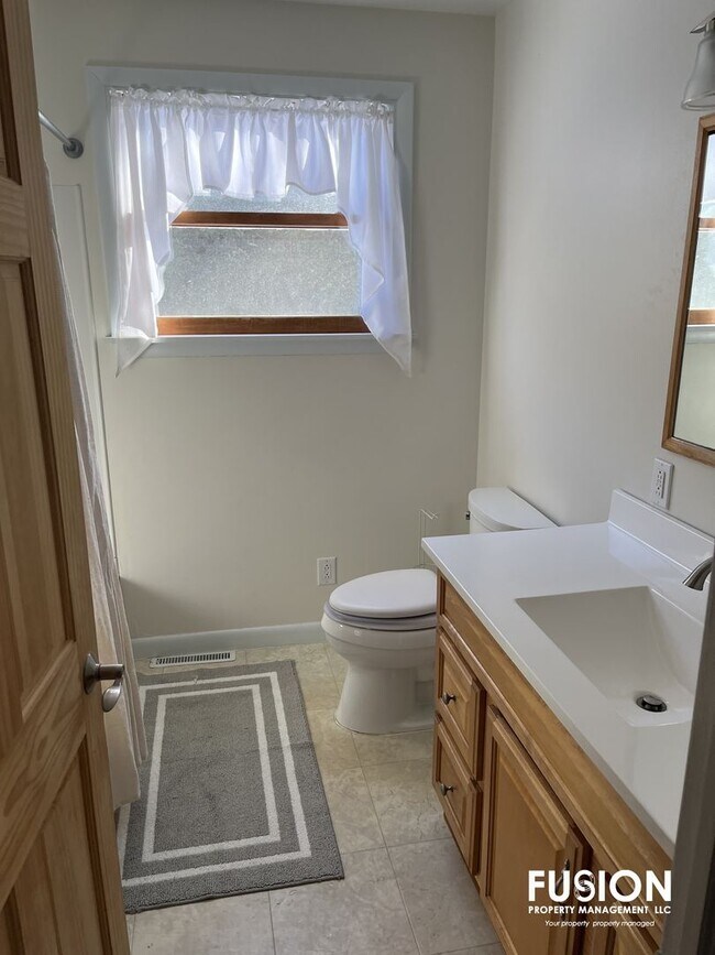 Building Photo - Fully Furnished Rental w/Steam Room & Sauna!