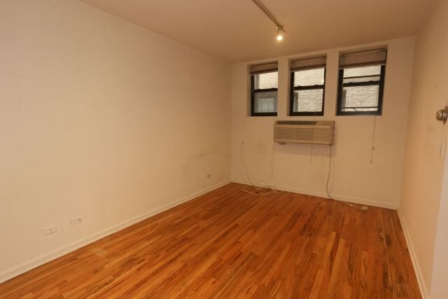 Building Photo - 909 W Dakin St