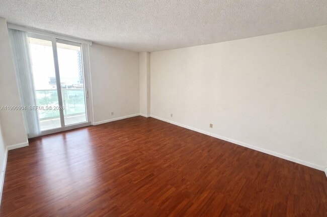 Building Photo - 100 Bayview Dr