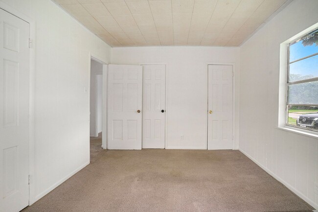 Building Photo - 2-Bedroom Half-Duplex