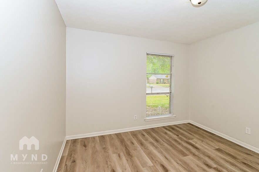 Building Photo - 2890 Briarwood Dr