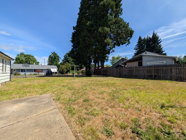 Building Photo - Nice 3 bed/1 bath with large backyard and ...