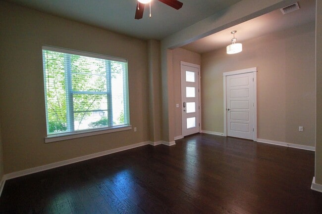 Building Photo - Beautiful 3 Bed / 2.5 Bath Home in Mueller