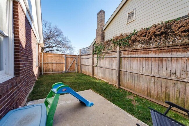 Building Photo - Daring 2 bedroom 1 bath in the heart of Ryan Place.