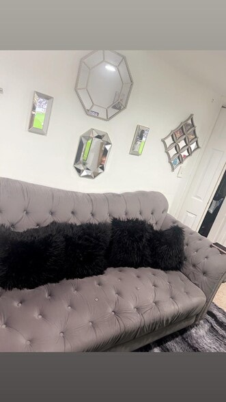 Living area - 212 Oakwood Pl