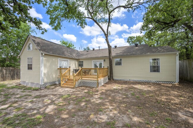 Building Photo - 728 Meadow Ln
