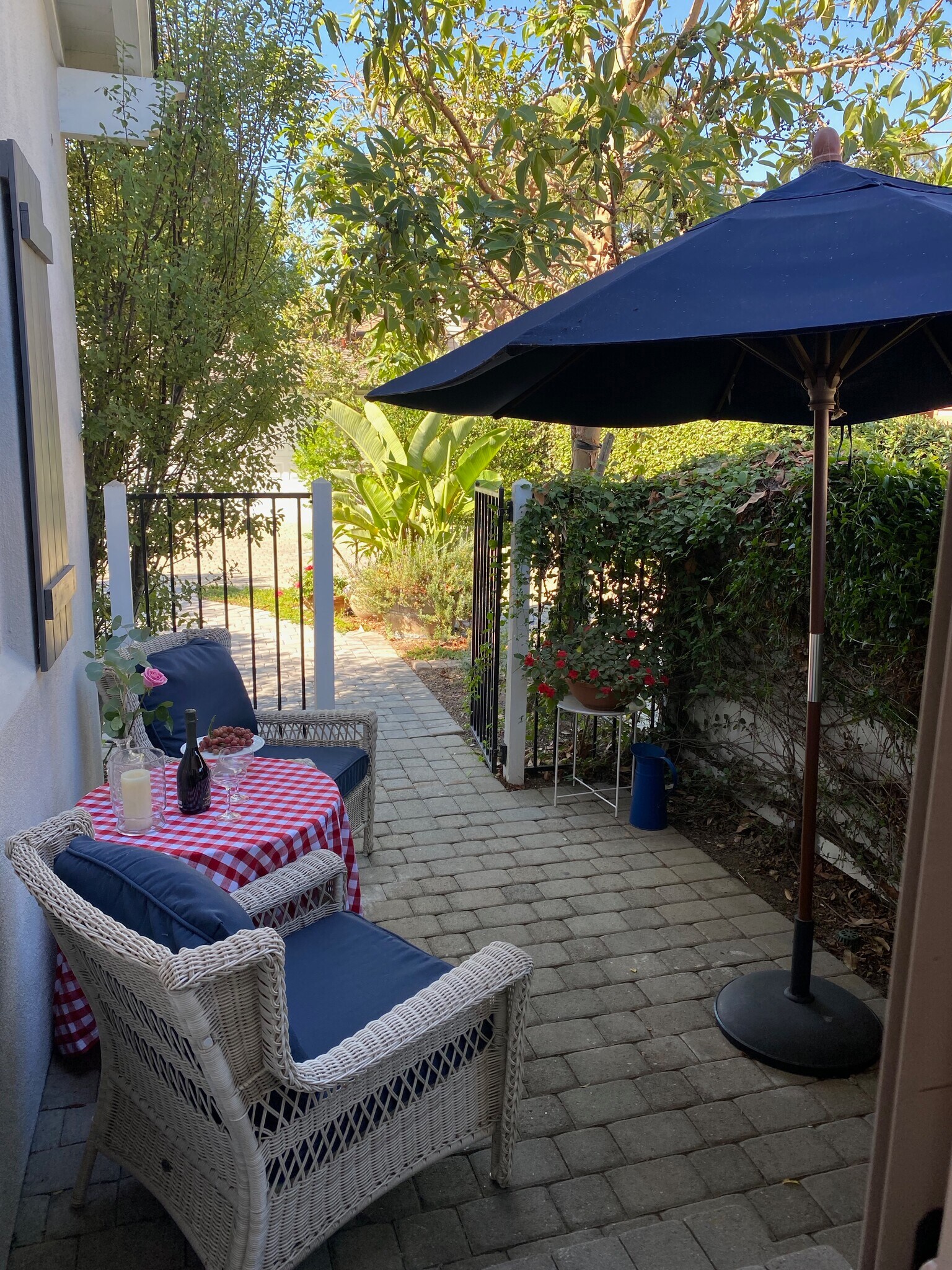 Building Photo - 226 W De La Guerra St