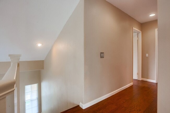 Building Photo - Desirable 3 Bedroom 2 Bath in Ivey Ridge C...