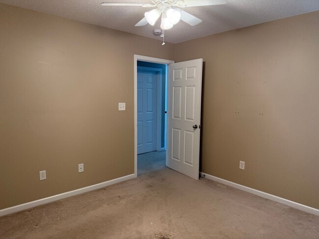 Building Photo - Lenoir City 37771 - 4 bedroom 2.5 bath - call Sharon Arnwine 865-313-7215