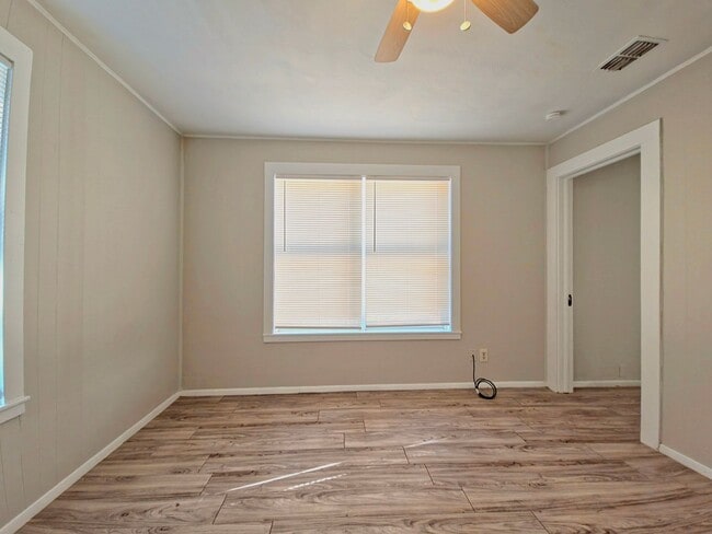 Building Photo - Cozy 2 Bedroom Home