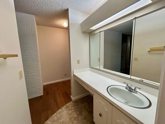 Building Photo - Welcome to this charming 3-bedroom, 2-bath home located in a desirable Oakmont 55+ adult community