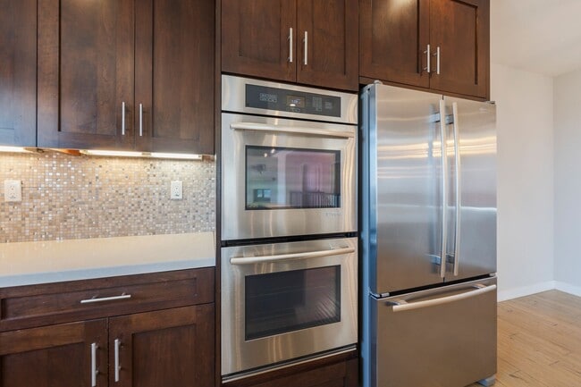 Building Photo - LUXURIOUS-CONTEMPORARY TOWNHOUSE W/ AMAZIN...