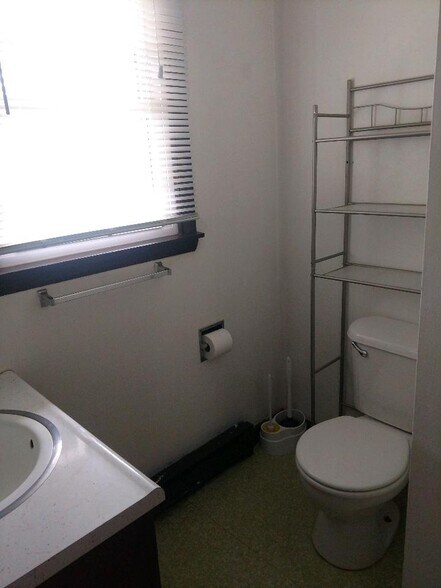 Nice clean bathroom - 388 Dryden Harford Rd