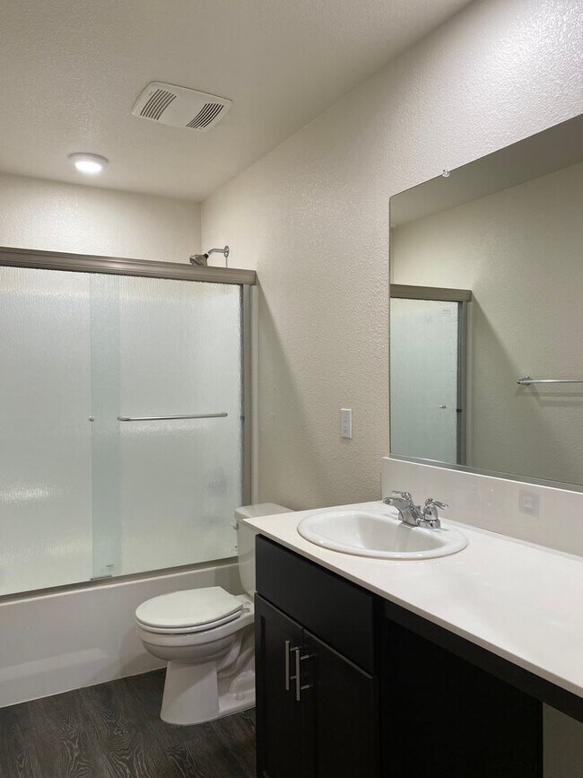 Building Photo - Spacious 4 bedroom/2 bath home waiting to ...