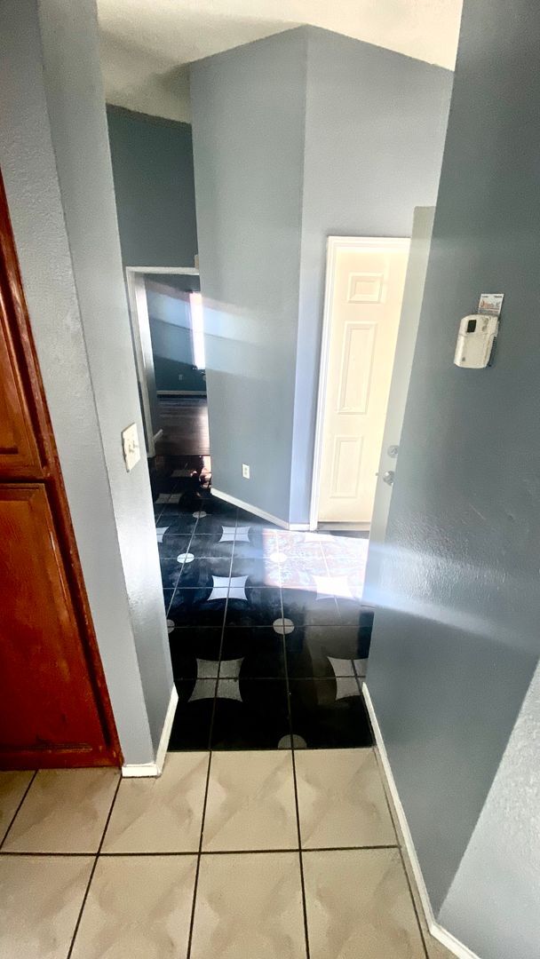 Building Photo - Enchanting Delano property just minutes fr...