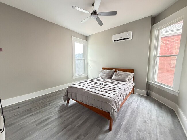 Building Photo - Huge 4 Bed and 2.5 Bath Home!