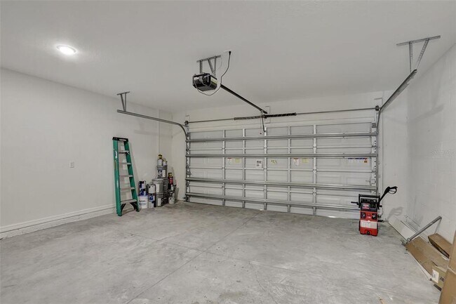Building Photo - 2405 Oakwood Ln