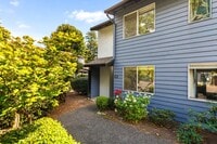 Building Photo - End-Unit Townhome in the Heart of Downtown Issaquah