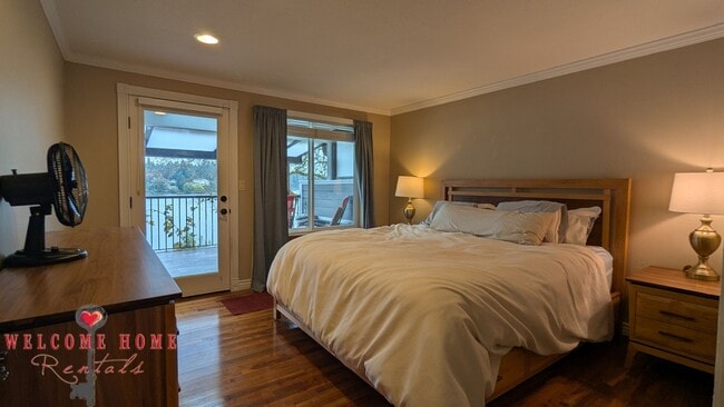 Building Photo - Huge waterfront home, fully furnished, boa...
