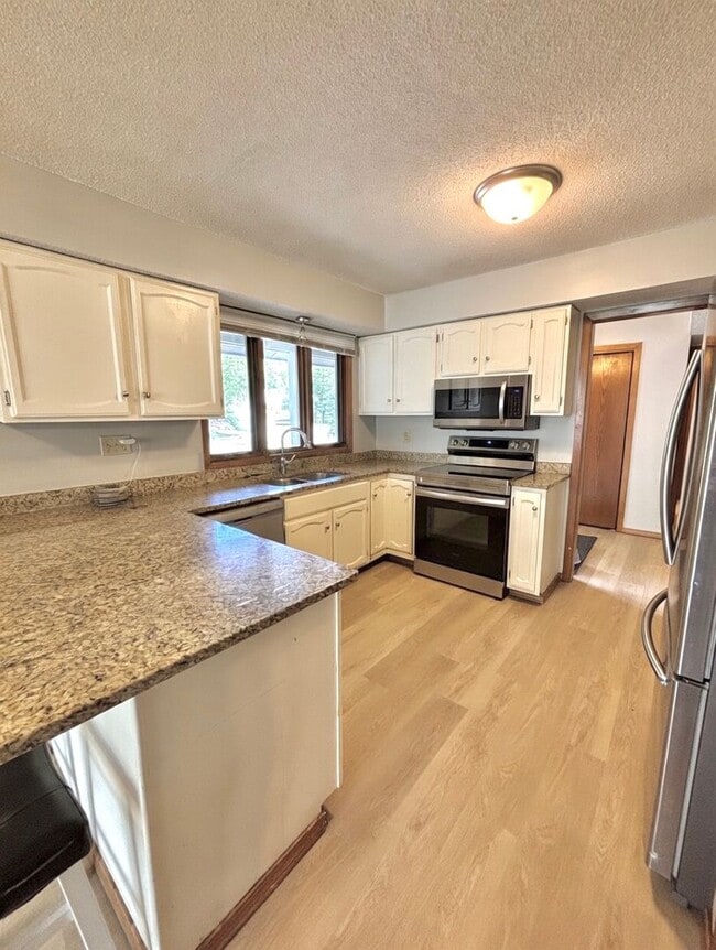 Building Photo - Entertainers dream in the heart of Eden Prairie! 3000+sf, updated, beautiful yard!!