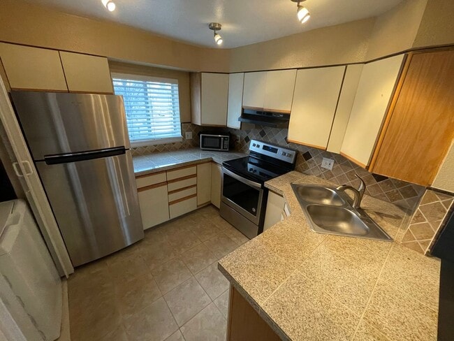 Building Photo - Updated 2 Bedroom, 2 Bath Condo (Available...