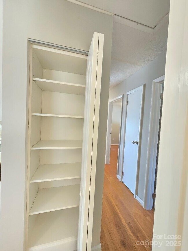 Building Photo - 910 Holly Dr