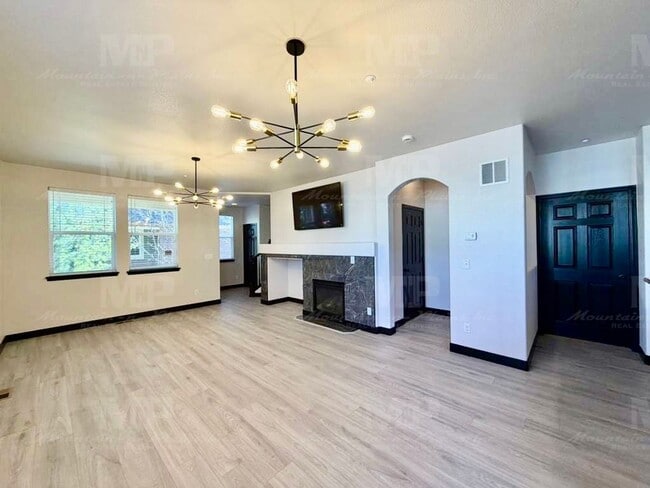 Building Photo - 3809 Rock Creek Dr