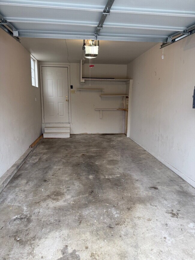Building Photo - 2 Bedroom with Garage for Rent