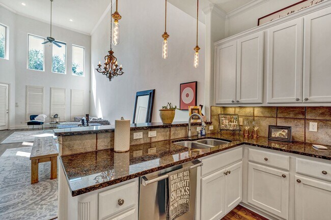 Building Photo - Gorgeous Townhome in The Villas of Hollytree!