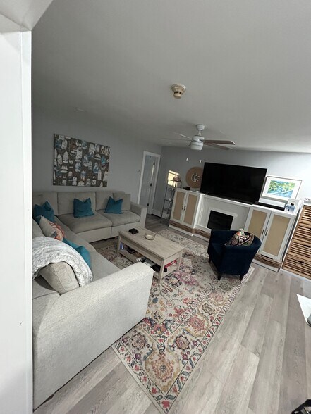 Building Photo - 62 Canoe Place Rd