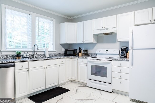 Building Photo - 111 E Screven St