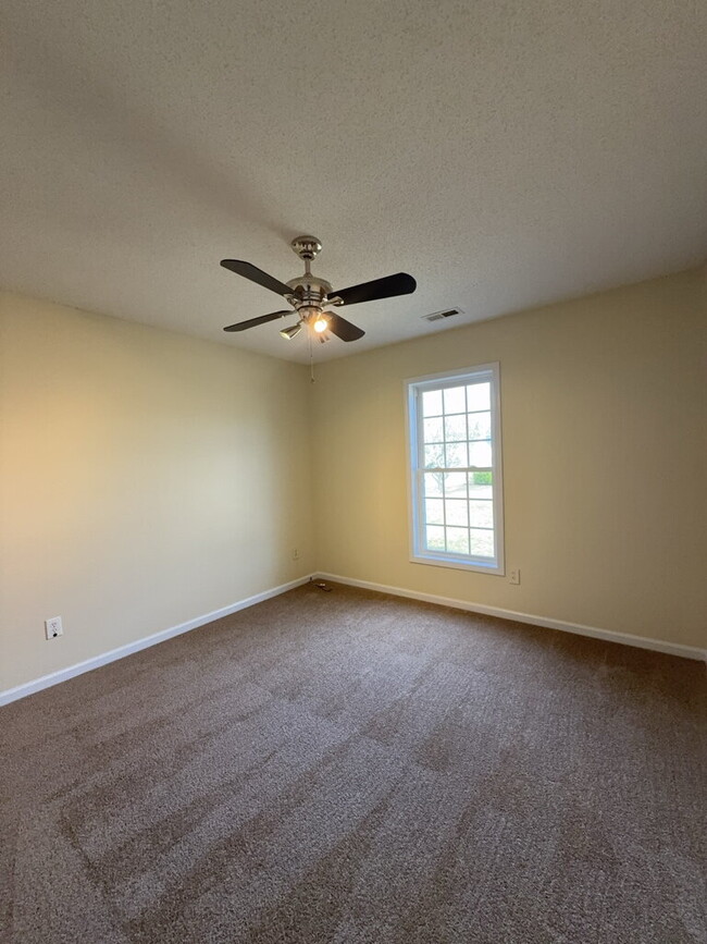 Building Photo - Three Bedroom Two and Half Full Bathroom R...