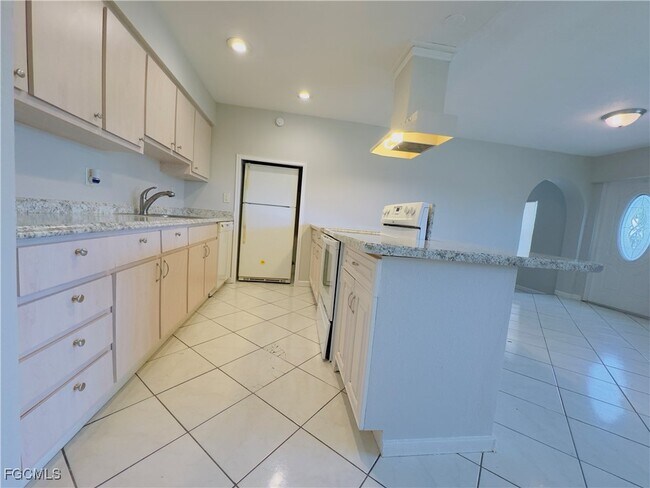 Building Photo - 913 Hudson Ave