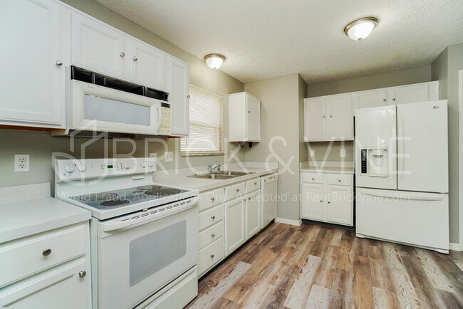 Building Photo - Home in Waltham Place w/ fenced yard & garage
