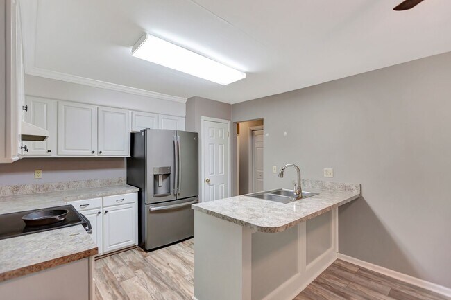 Building Photo - Charming Single-Story Home with Huge Backy...