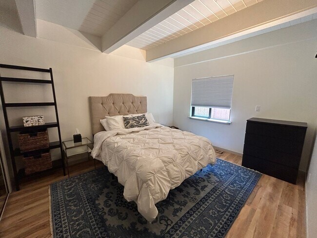 Building Photo - Fully Furnished, Beautifully Remodeled Cha...