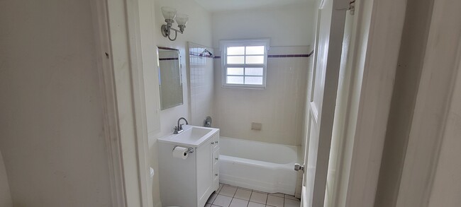 Main bathroom - 11683 Chandler Blvd