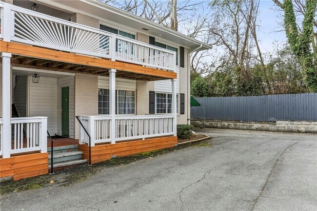 Building Photo - 1988 Wellbourne Dr NE