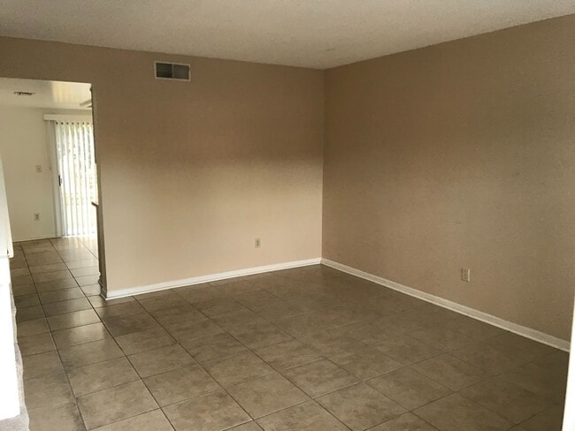 Building Photo - 2 Bed/2 Bath Townhouse Very Close to UCF!