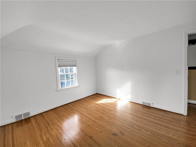 Building Photo - 54 Westmoreland Dr