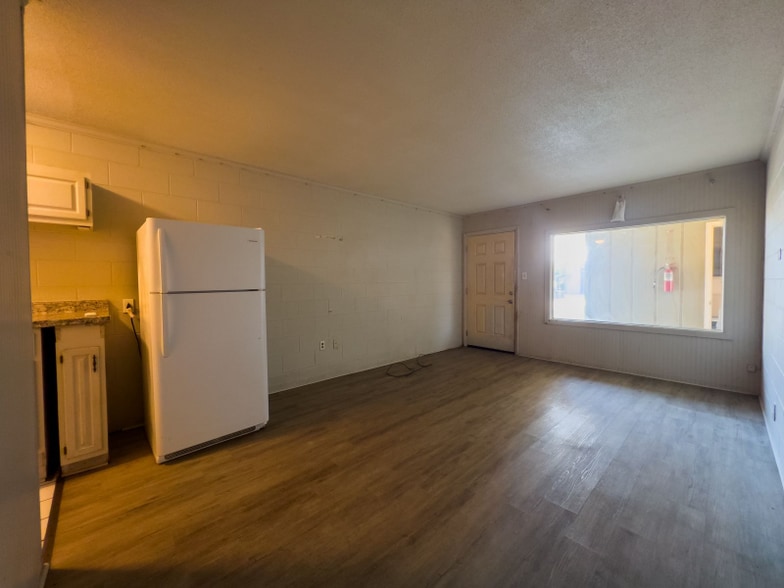 Building Photo - 403 6th Ave S