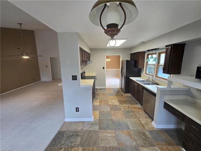 Building Photo - 921 Martingale Ct