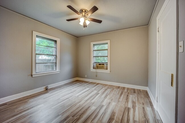 Building Photo - Freshly Updated 2 Bedroom House
