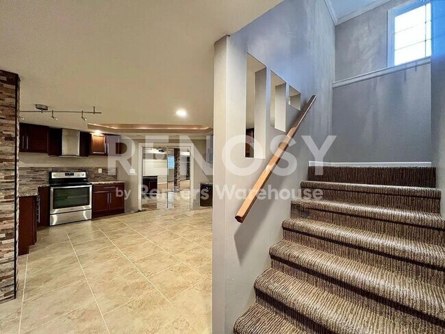 Building Photo - 5 Bedroom Home in Overland Park