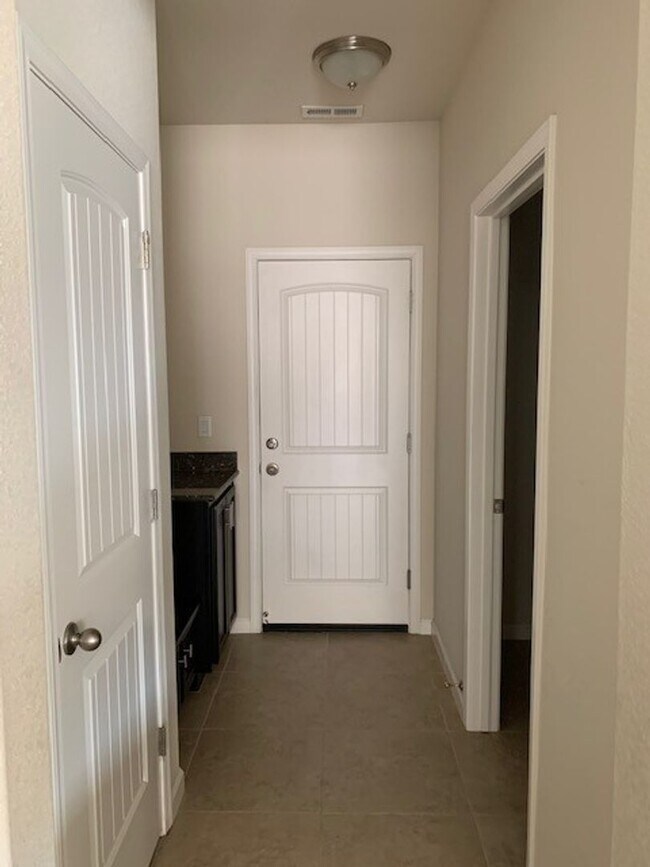 Building Photo - Canyon Hills